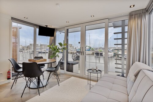 Luxurious waterloft near beach and centre by Weltevreden Experience
