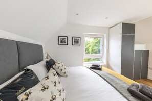 3 bedrooms, desk, iron/ironing board, travel cot