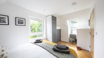 3 bedrooms, desk, iron/ironing board, travel cot