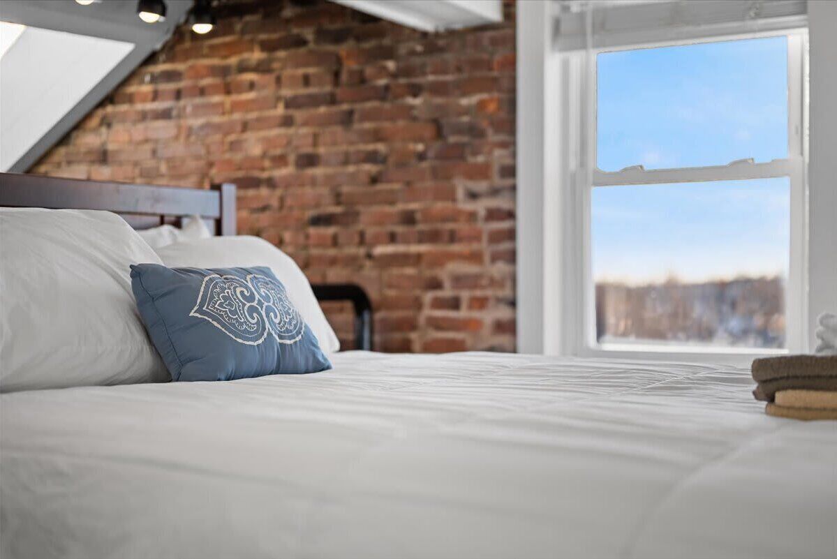 1 soverom, skrivebord, strykejern/-brett og reiseseng for barn