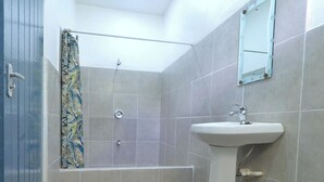 A bathroom with a shower, a sink, and a mirror. - Cozy 1-bed Apt in Whim Estate-near Scarborough (Scarborough)