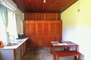 Fridge, microwave, oven, electric kettle - Cozy 1-bed Apt in Whim Estate-near Scarborough (Scarborough)