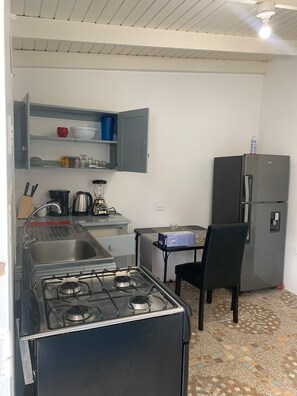 Apartment | Private kitchen | Fridge, microwave, oven, electric kettle - 1 Bed Studio Apt - Parking, Wifi, Mountain Views (Scarborough)