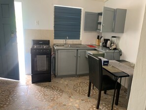 Apartment | Private kitchen - 1 Bed Studio Apt - Parking, Wifi, Mountain Views (Scarborough)