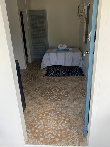 1 Bed Studio Apt - Parking, Wifi, Mountain Views