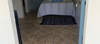 1 Bed Studio Apt - Parking, Wifi, Mountain Views