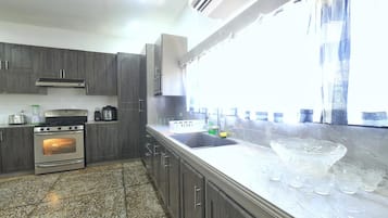 Departamento | Cocina privada | Refrigerador, microondas, horno y tetera eléctrica
