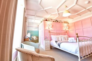 Deluxe Plus Double Room | Espacio para trabajar con un portátil y tabla de planchar con plancha