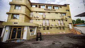 Um edifício com área de recepção e uma placa.