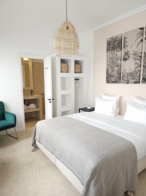 4 chambres, coffres-forts dans les chambres, fer et planche à repasser