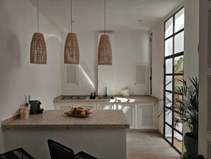 Réfrigérateur, micro-ondes, four, plaque de cuisson