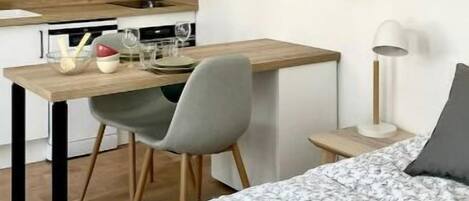 1 slaapkamer, een strijkplank/strijkijzer, gratis wifi, beddengoed