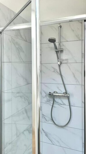 SĂšche-cheveux, serviettes fournies, savon, papier toilette