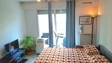 Bureau, fer et planche Ă repasser, lit parapluie, Wi-Fi