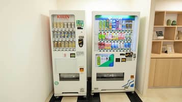 Two vending machines, one labeled 'KIRIN' and the other 'ITO EN', with various beverages and snacks.