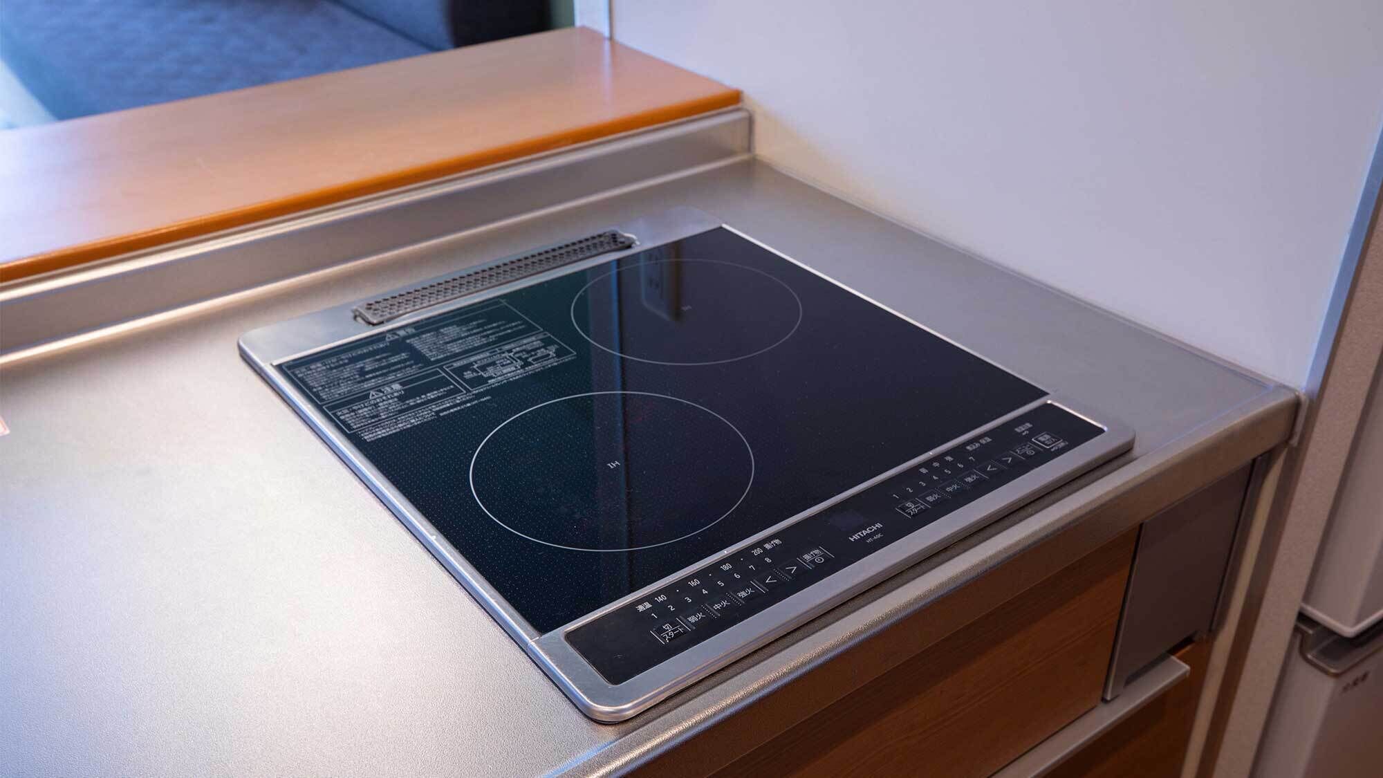Una estufa eléctrica empotrada con panel de control digital y extractor de humos superior.