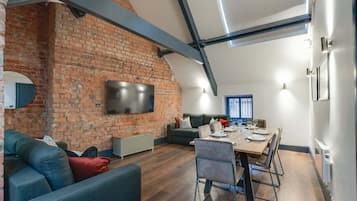 Executive Apartment | Living area | Flat-screen TV