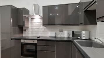 Departamento Confort | Cocina privada | Refrigerador con congelador, microondas y lavavajillas