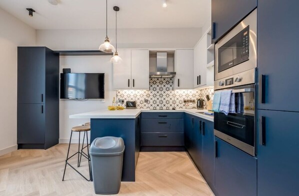 Refrigerador, microondas, horno, placa de cocina
