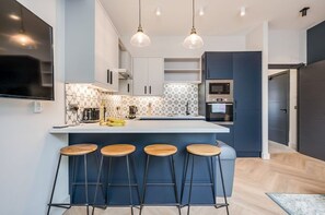 Fridge, microwave, oven, stovetop - Bliss Stay Belfast: University Street - LUXURY apartment  (Belfast)