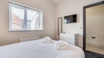 2 bedrooms, iron/ironing board, free WiFi, bed sheets