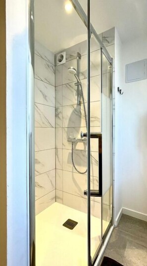 Haartrockner, Handtücher, Seife, Toilettenpapier