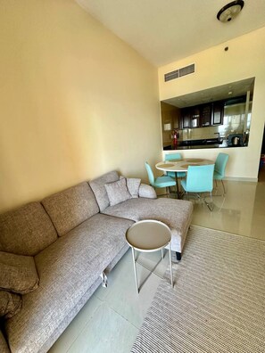 Apartment (1 Bedroom) | Wohnzimmer