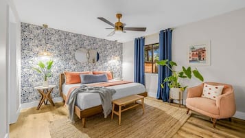 2 habitaciones, escritorio y tabla de planchar con plancha
