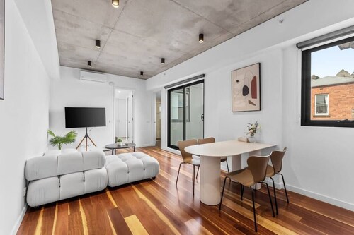 Modern Chic Retreat - 2 BR Apartment Hawthorn