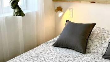 1 slaapkamer, een strijkplank/strijkijzer, gratis wifi, beddengoed