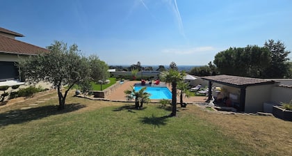 Villa sur les hauteurs lyonnaises avec piscine, idéal pour les familles.