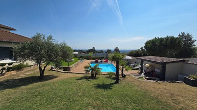 Villa in the hills above Lyon with swimming pool, ideal for families. 