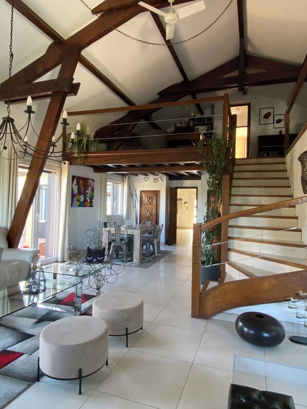 Interior - Villa in the hills above Lyon with swimming pool, ideal for families. (Millery)