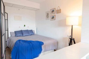 1 habitación, tabla de planchar con plancha, wifi gratis y ropa de cama