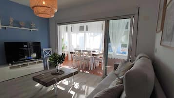 Een televisie en een open haard