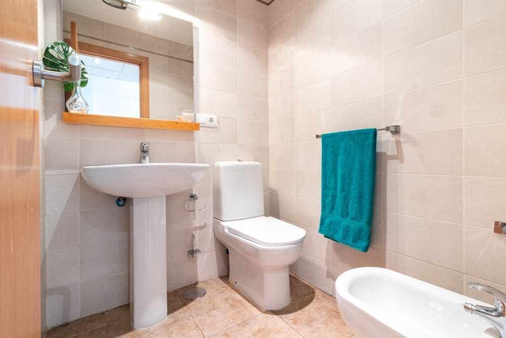 Un baño con lavabo, inodoro y bañera.