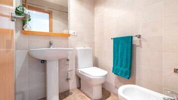 Un baño con lavabo, inodoro y bañera.