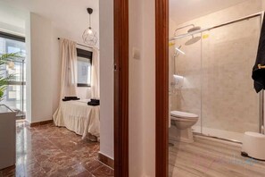 Une salle de bain moderne avec une douche à parois de verre, des toilettes et un lavabo.