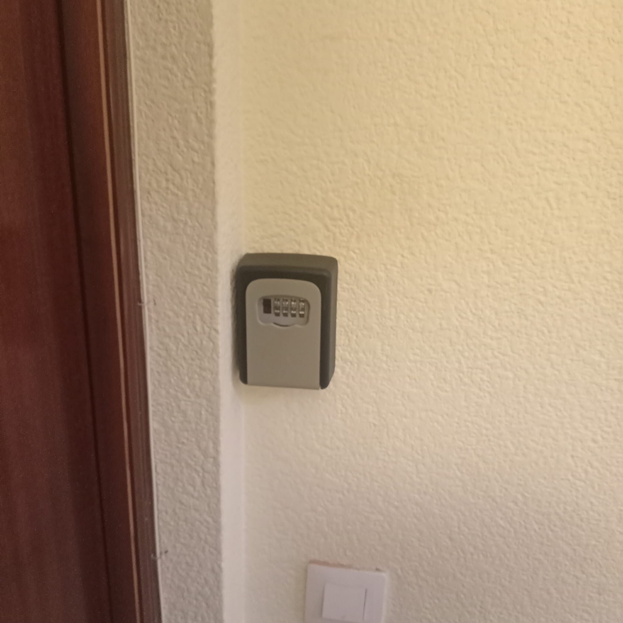 Un teclado de seguridad fijado a la pared.