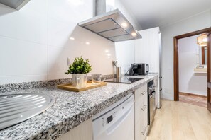 Køleskab, mikrobølgeovn, ovn, brødrister