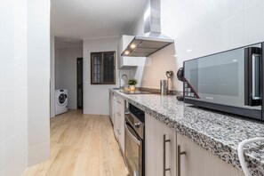 Jääkaappi, mikroaaltouuni, uuni, leivänpaahdin