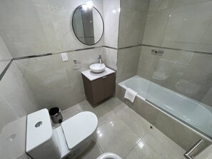 Secador de cabelo, toalhas de banho