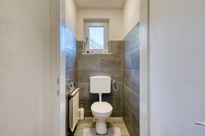 Doccia, asciugacapelli, asciugamani, sapone