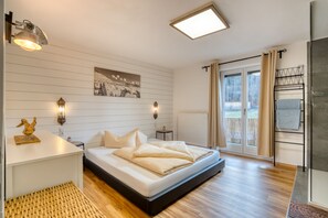 2 bedrooms, travel cot, free WiFi, bed sheets