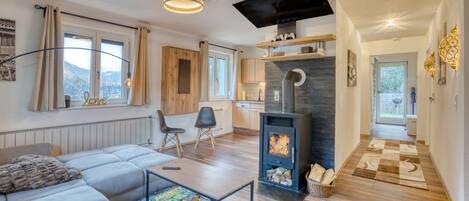 2 bedrooms, travel cot, free WiFi, bed sheets