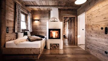 Una televisión de pantalla plana, una chimenea