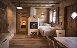 Chalet | Aire de séjour | Téléviseur à écran plat, foyer