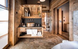 Romantik SPA Chalet | Bathroom | Separate tub and shower, deep soaking tub, free toiletries, hair dryer - Alpin Chalets Oberjoch (Bad Hindelang)