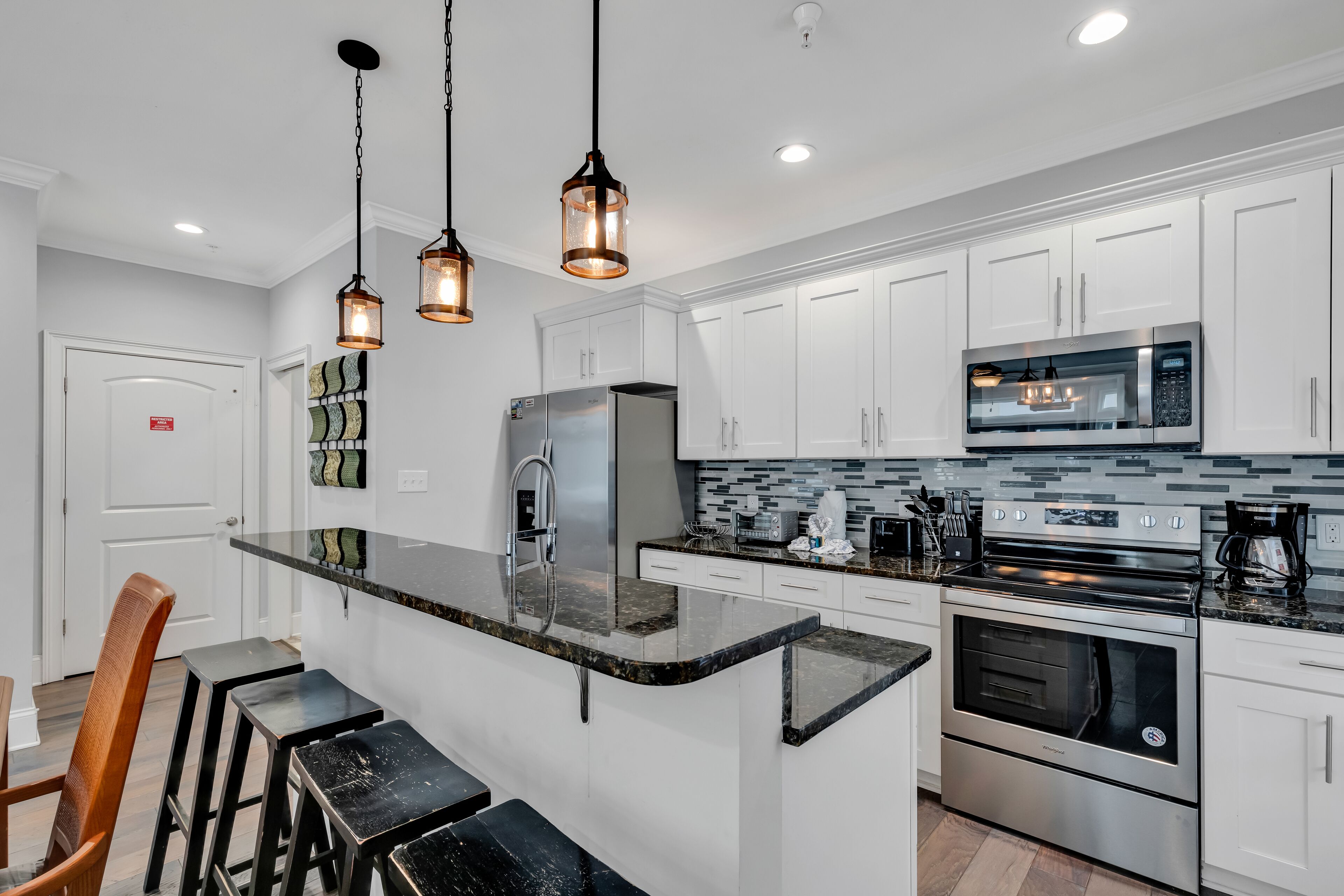 Comfort House, 4 Bedrooms, Balcony | Private kitchen | Fridge, microwave, oven, stovetop