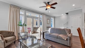 Rumah Comfort, 4 kamar tidur, balkon | Ruang keluarga | Smart TV 65-inci dengan saluran TV satelit